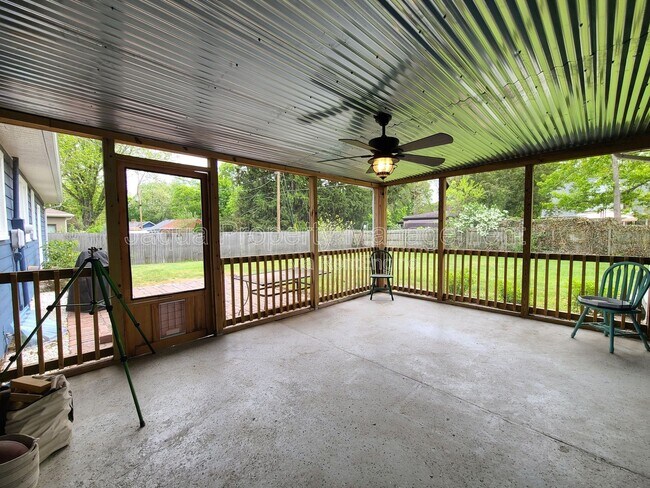 Building Photo - 652 Chippewa Rd