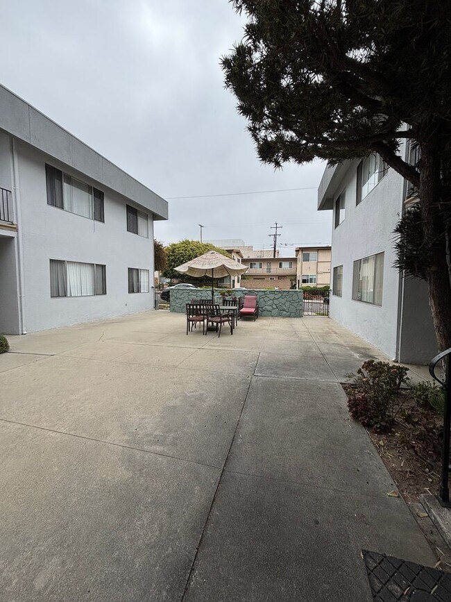 Building Photo - Upgraded 1 Bedroom In Torrance with Parkin...
