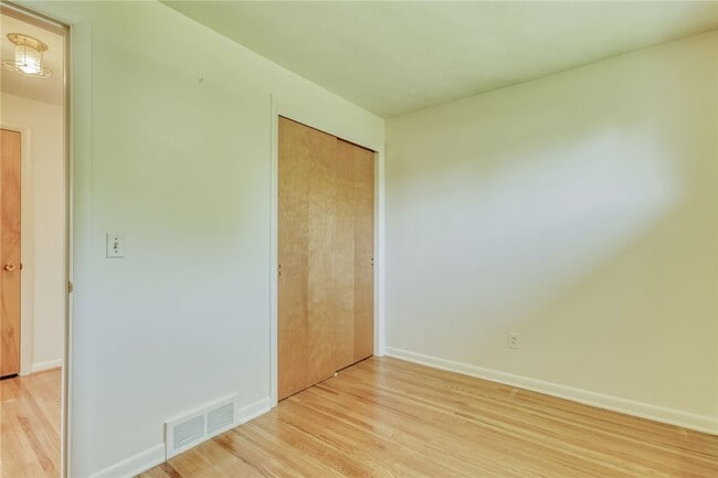 Building Photo - 241 Willowcrest Dr