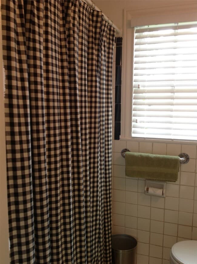 Building Photo - 704 Sue St