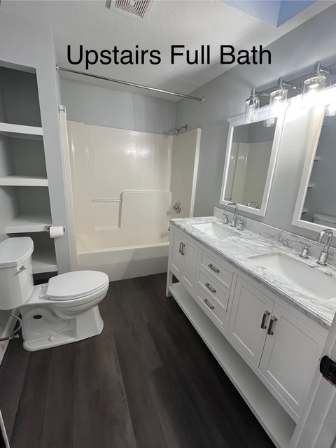 Upstairs Full Bath - 3608 White Oak Ct NE