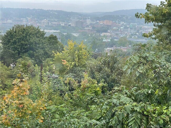 Building Photo - 1309 Bank St