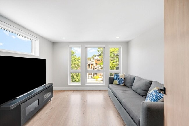 Building Photo - Luxury 4BD, 5BA Duplex in LoHi with Covered Rooftop Deck
