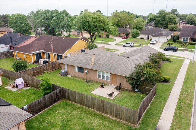 Building Photo - 1022 Manorglen Dr