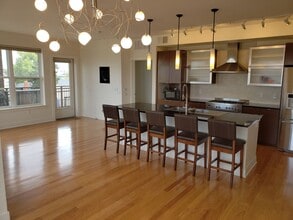 Building Photo - Beautiful 2-bed, 2-bath condo in Jefferson Park