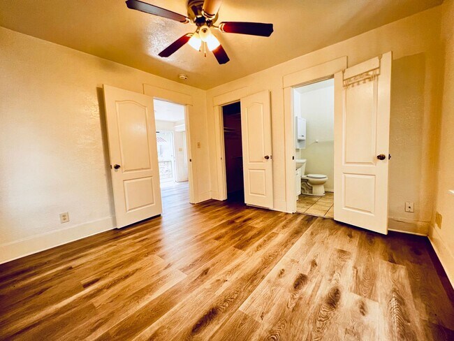 Building Photo - Spacious Cute one bedroom a block from the beach