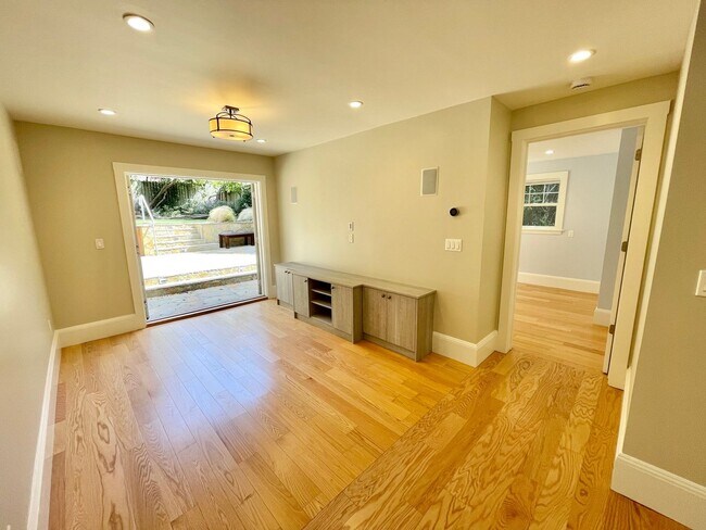 Building Photo - Westwood Park - Stunning 3BR+ / 2 BA Home w/Fabulous Back Yard! - PROGRESSIVE
