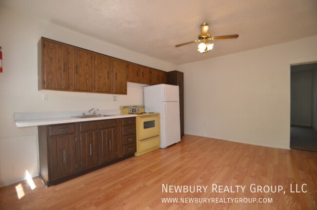 Building Photo - 33 Hickory St