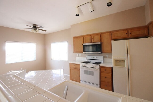 Building Photo - 2 Bedroom Condo Adjacent to Summerlin