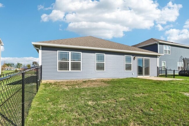 Building Photo - Fantastic 3bd/2ba home! Coming soon!