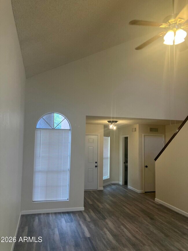 Building Photo - 530 E Kerry Ln