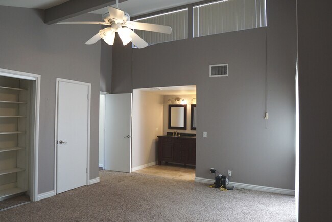 Building Photo - 35106 Mission Hills Dr