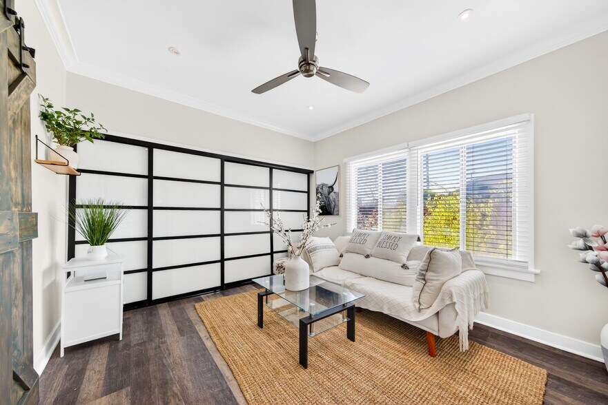 Building Photo - 5917 Lexington Ave