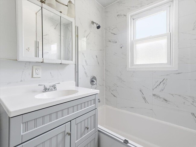 Building Photo - 648 Fairview Ave