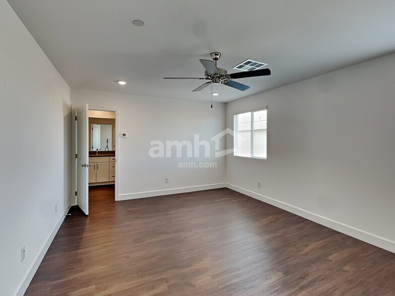 Building Photo - 134 Charmante Tulip Lane