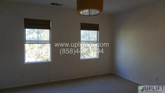 Building Photo - 2 Bed, 3 Bath Townhome Near Parks, Shoppin...