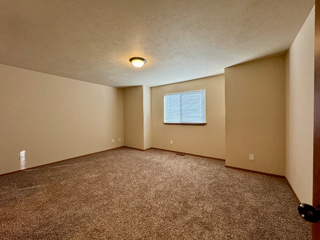 Building Photo - 404 S Raymond Ln