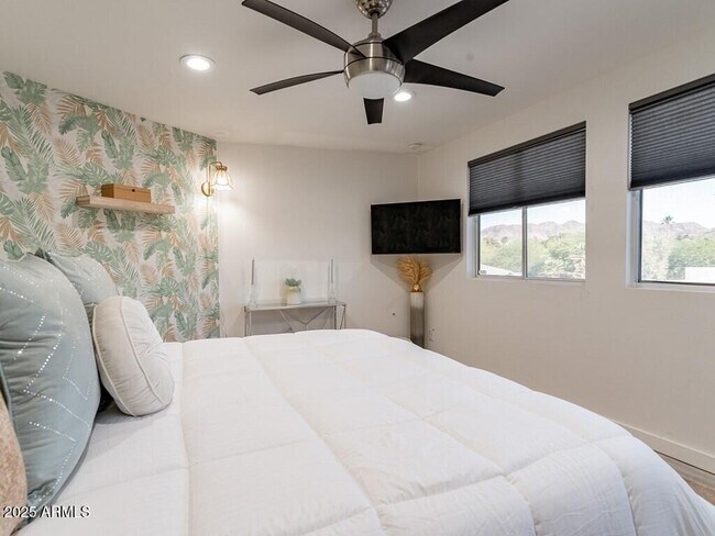 Building Photo - 3302 E Turquoise Ave