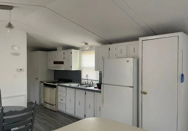 Building Photo - Modern 2 Bed 2 Bath Move-In Ready