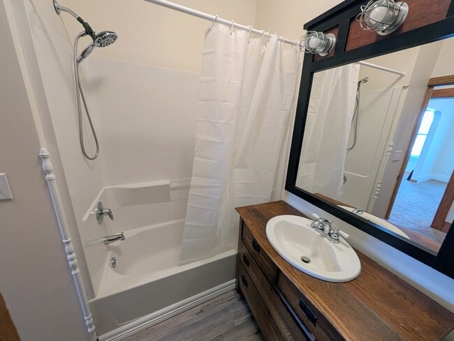 Building Photo - 1015 A Ave E