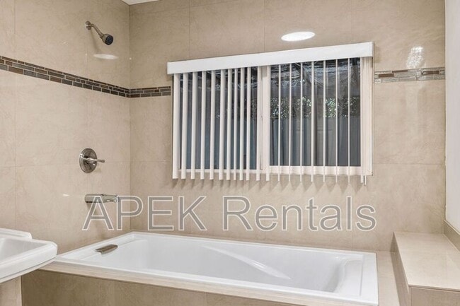 Building Photo - 1425 Vía Soledad