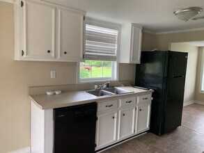 Building Photo - 2 Bedroom/1 Bath Home off Old Pine Rd