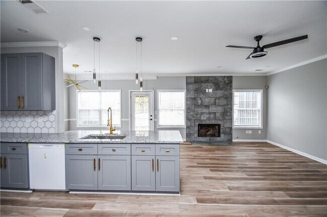 Building Photo - 3338 Sims St