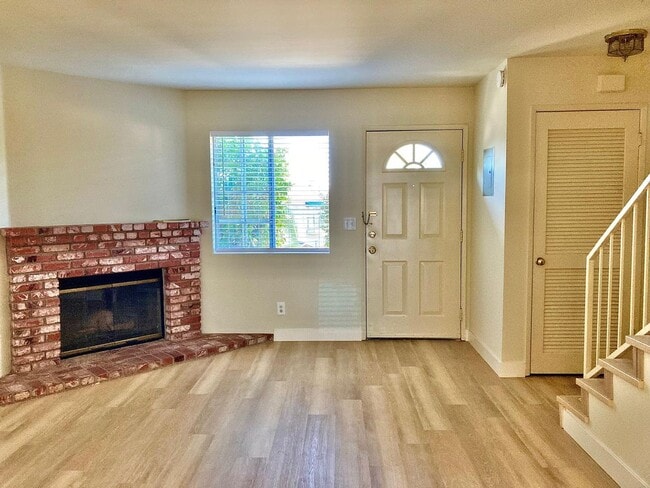 Building Photo - Charming 2 Bedroom 2 Bath townhouse with a...