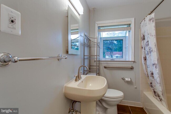 Building Photo - 5834 Pratt St