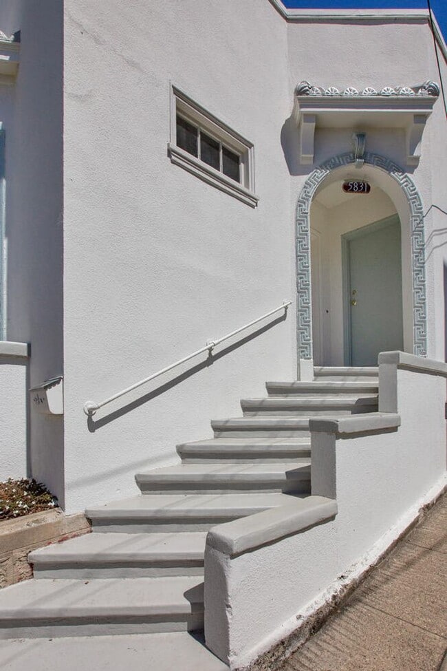 Building Photo - Two Bedroom Home w/ Parking, Private Yard, Laundry + More!