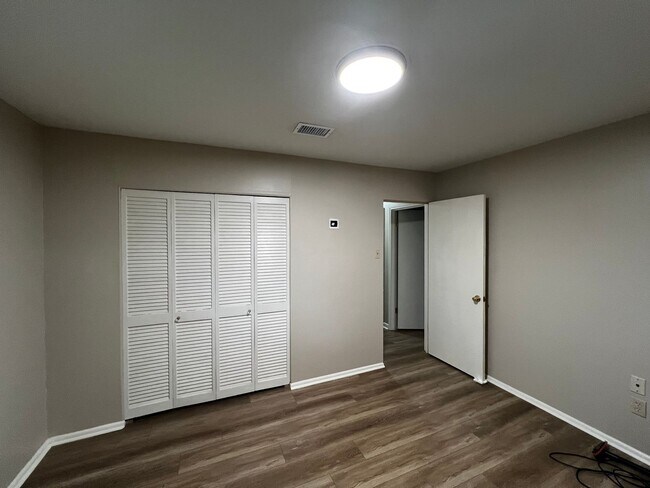 Building Photo - 3 Bedrooms, 1 Bathroom, Brick home , Carpo...
