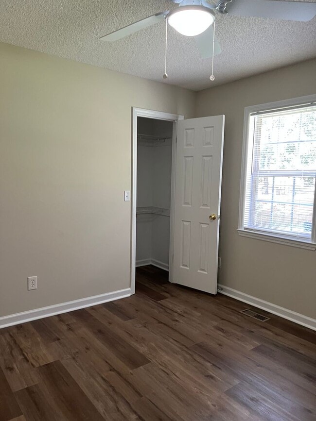 Building Photo - 3 Bedroom, 2 Bath Home