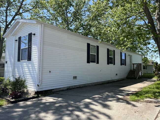 Building Photo - 42 Meadowlark Ln