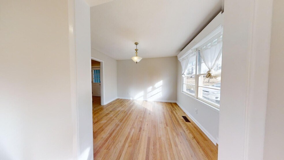 Building Photo - Cute one level home inside the Loop