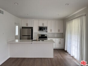 Building Photo - 1104 S Hudson Ave