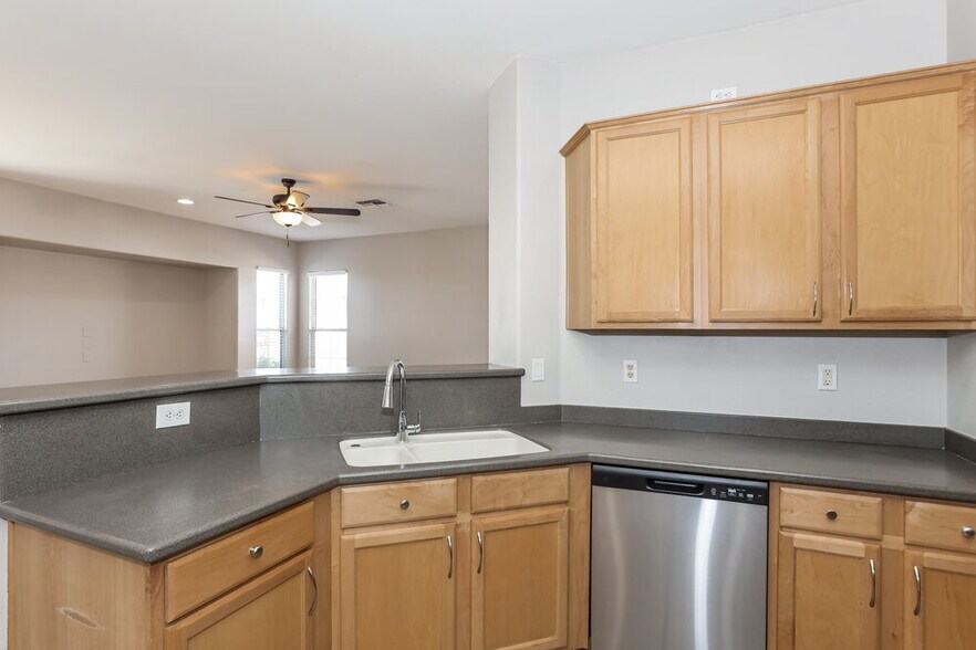 Building Photo - 400 N Eucalyptus Pl