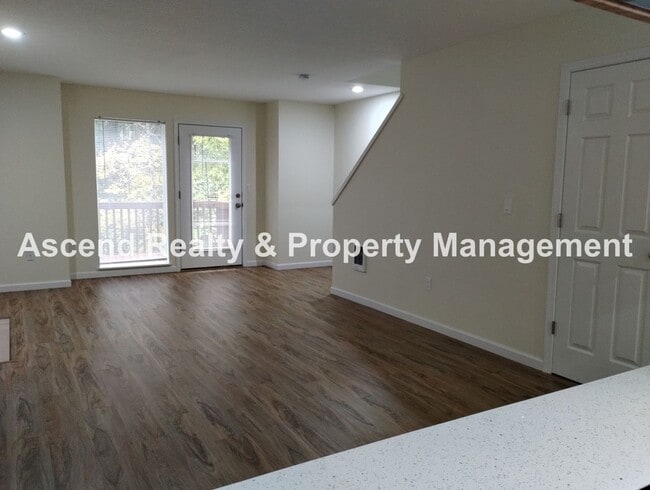 Building Photo - Price Reduced! Beautifully Updated 2 Level...