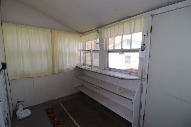 Building Photo - Spacious home for rent