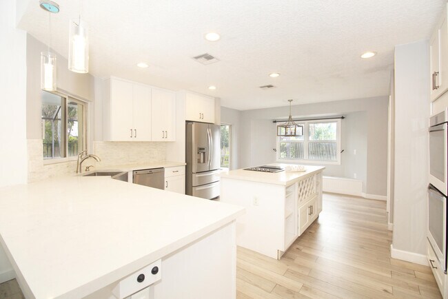 Building Photo - 896 Rose Ct
