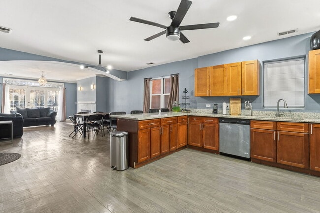 Building Photo - 4736 S Drexel Blvd