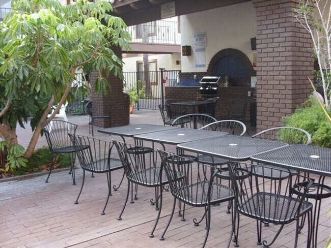 Building Photo - Los Caballeros Clubhouse #1302