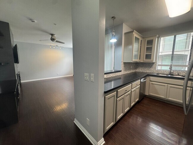 Building Photo - Renovated 1BR in Long Beach – New Appliances, Big Balcony, Steps from Downtown