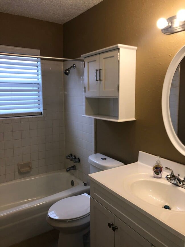 Building Photo - 3 bedrooms, 2 baths with a 2 car garage for rent near NE 10th between Midwest Blvd and Douglas Bl...