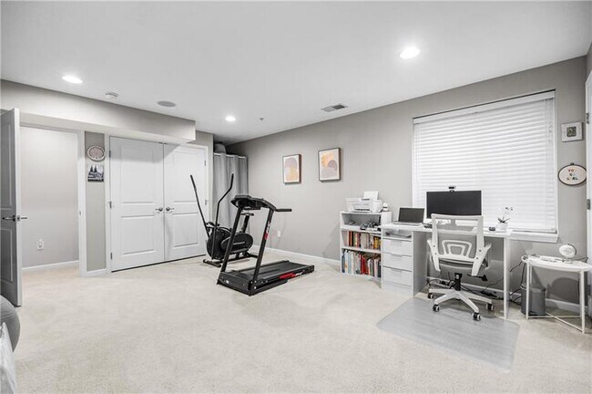 Building Photo - 242 Broadstone Dr