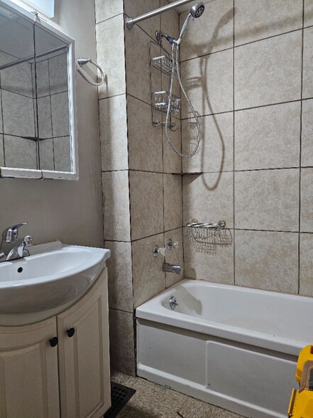 Building Photo - 810 W Ash St