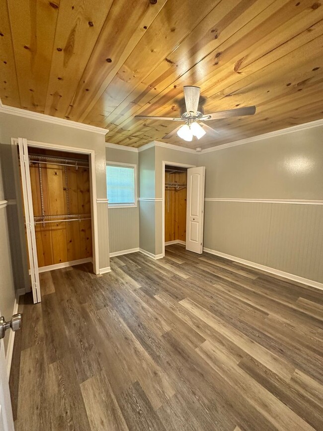 Building Photo - 3 Bed 2 Bath Brick Home with Additional Living Space - Newly Renovated