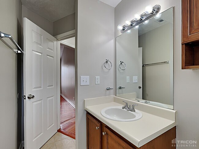 Building Photo - 325 Plantation Blvd