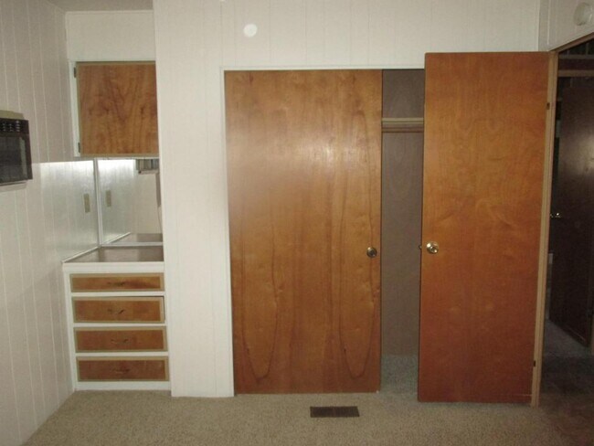 Building Photo - 848 S Lyon Ave