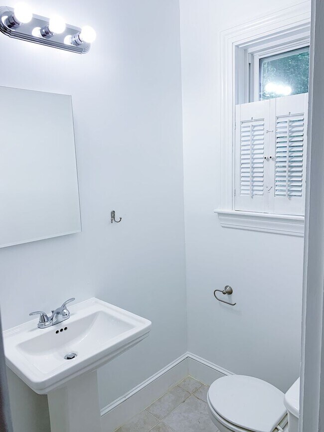 Building Photo - 3 Bed 2 Baths Grid home with fenced backya...