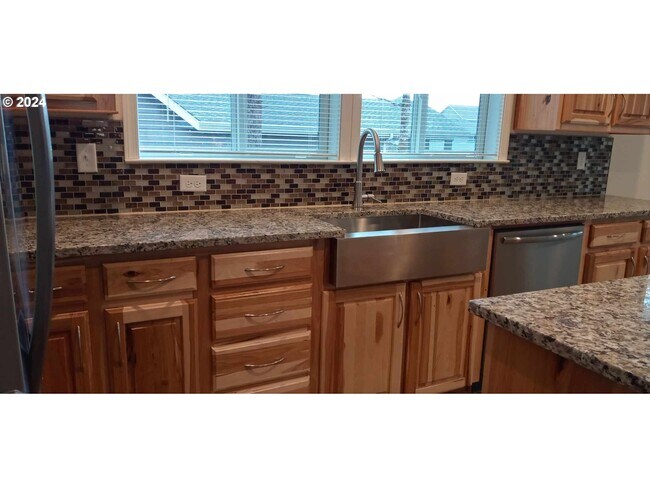 Building Photo - 348 N Falcon St